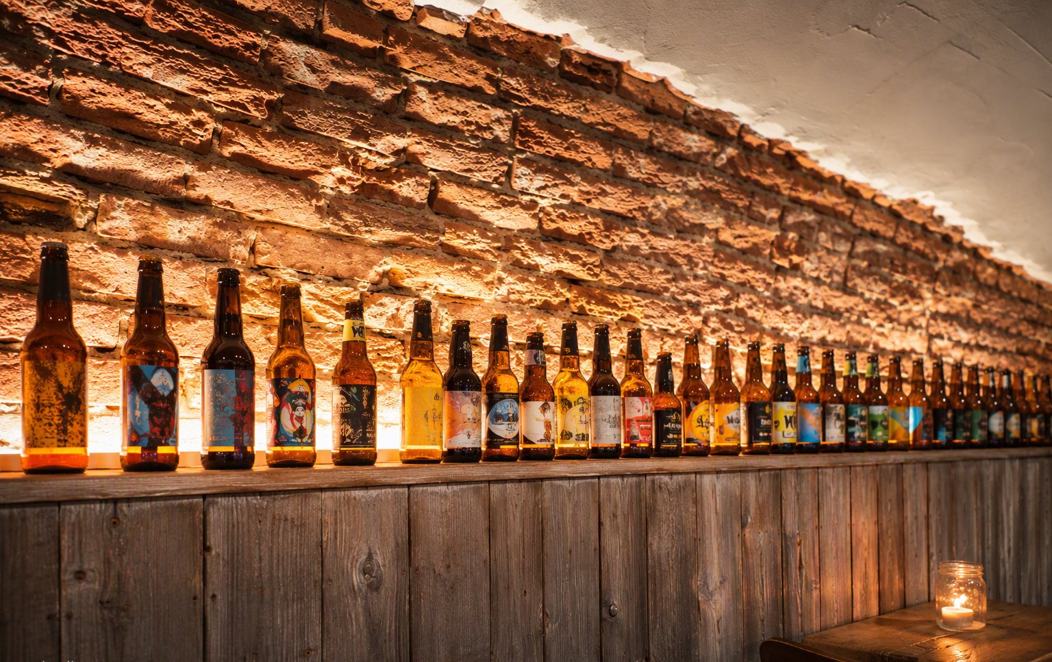 La parete delle birre sul muro di pietra